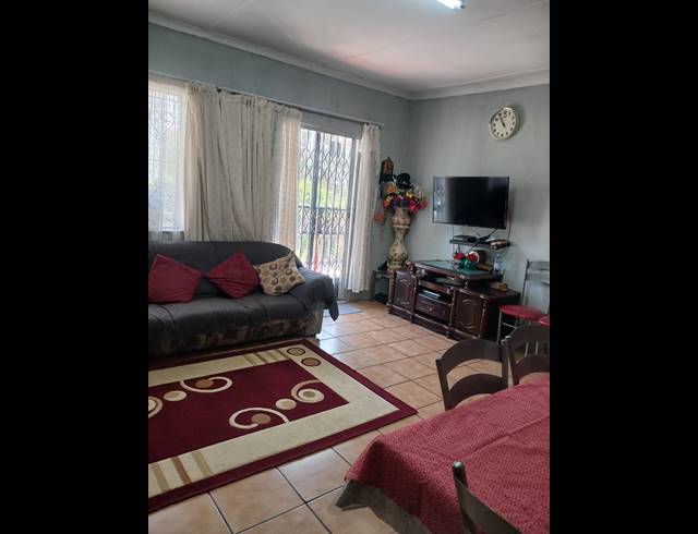 3 BEDROOM FREEHOLD FOR SALE IN PARADISE
